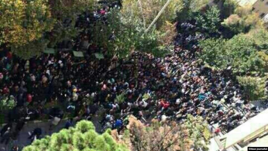 Dua ribu orang lebih melakukan protes terhadap serangan air keras di Isfahan, Iran (22/10).