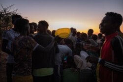 지난 27일 수단 동부 카다리프의 움라쿠바 난민캠프에서 에티오피아 난민들이 음식을 받기 위해 줄 서 있다.