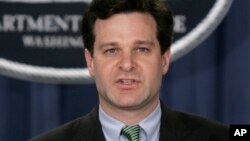 Christopher Wray parle lors d'une conférence de presse à Washington, le 12 janvier 2005.