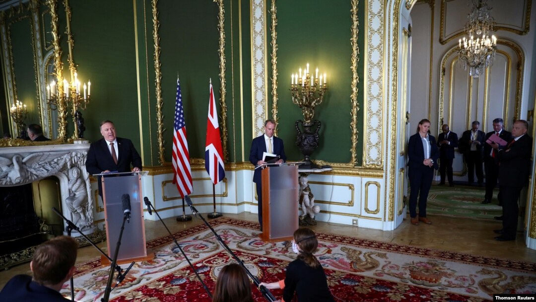 El secretario de Estado estadounidense, Mike Pompeo, y el Secretario de Estado para Relaciones Exteriores británico, Dominic Raab, en un encuentro con la prensa.