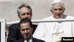 El mayordomo papal, Paolo Gabriele -abajo a la izquierda- en la foto junto al Sumo Pontífice, ha desatado un escándalo en la Santa Sede.