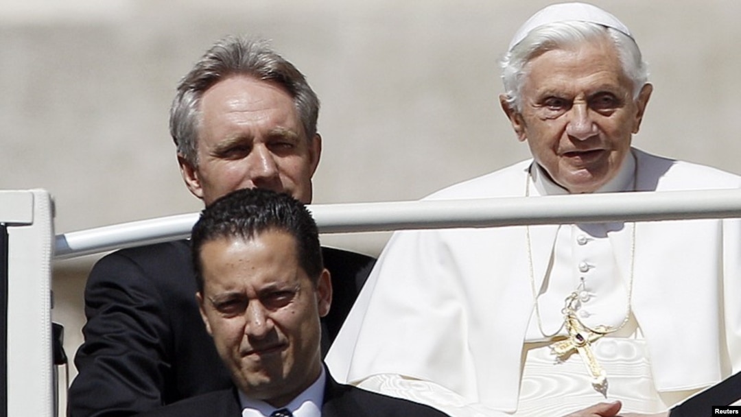 Pelayan Paus, Paolo Gabriele (bawah kiri) tiba bersama Paus Benediktus XVI di Basilika Santo Petrus Vatikan (23/5).
