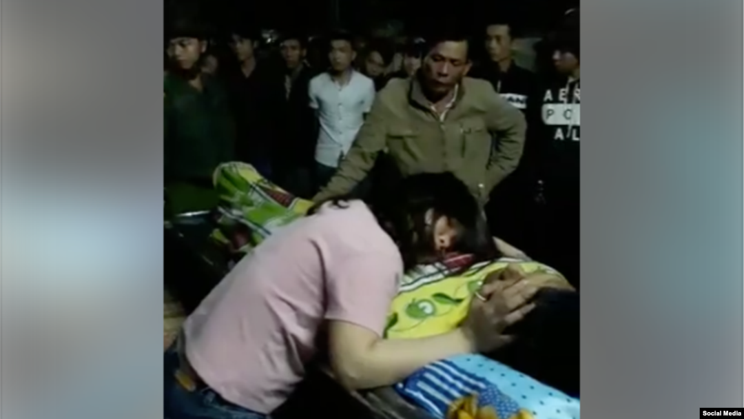 Người thân đau buồn trước cái chết của anh Toàn. (Ảnh cắt từ video trên Facebook Tham Nguyen)