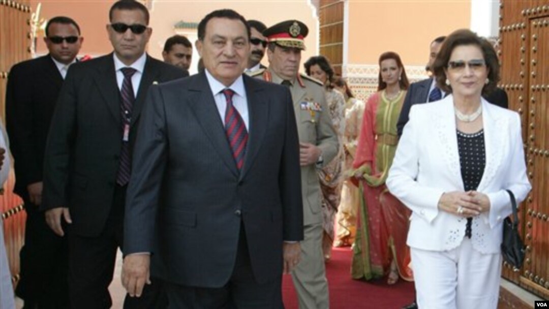 Presiden Mesir Hosni Mubarak dan isterinya, Suzanne Mubarak (kanan) saat melakukan kunjungan ke Maroko (foto: dok. tahun 2006)
