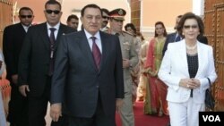 Presiden Mesir Hosni Mubarak dan isterinya, Suzanne Mubarak (kanan) saat melakukan kunjungan ke Maroko (foto: dok. tahun 2006)