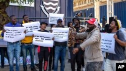 Des gens protestent contre les essais de vaccins contre le coronavirus en Afrique, à l'extérieur de l'Université du Witwatersrand à Johannesburg, Afrique du Sud, le mercredi 1er juillet 2020.