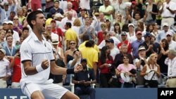 Novak Đoković slavi pobedu nad Rodžerom Federerom u polufinalu Ju Es Opena