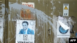 Um cartaz eleitoral com o rosto do líder da oposição moçambicana, Venancio Mondlane, é visto numa parede em Maputo, a 14 de janeiro de 2025.