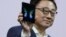 DJ Koh, presidente y CEO de IT y Mobile Communications, muestra el nuevo teléfono Samsung Galaxy Fold durante un acto en San Francisco. 20/2/19. Foto AP-Eric Risberg.