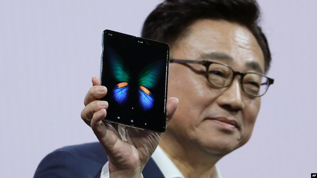 Di Džej Koh, predsednik i izvršni direktor za informacione tehnologije i mobilne komunikacije kompanije "Samsung" drži novi pametni telefon te firme Samsung Galaxy Fold tokom predstavljanja u San Francusku