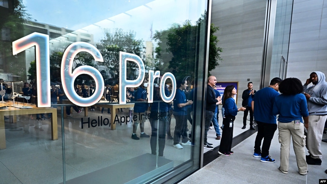 FILE - Toko Apple di The Grove di Los Angeles, California, saaat peluncuran iPhone 16, 20 September 2024.