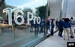 Suasana peluncuran iPhone 16 di gerai Apple Store di The Grove, Los Angeles, California, 20 September 2024. (Frederic J. BROWN / AFP)