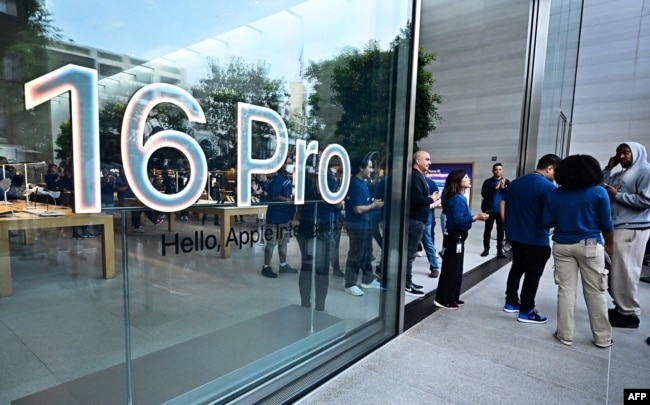 Apple Store di The Grove, Los Angeles, California, tempat iPhone 16, Apple Watch, dan AirPods terbaru dipamerkan setelah dirilis pada 20 September 2024. (Foto: AFP)