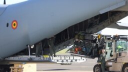 Belçikalı görevliler, Türkiye'ye yardım malzemeleri ve kurtarma ekiplerini taşıyacak uçağı hazırlıyor.