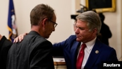 Anggota Kongres AS Michael McCaul bertemu dengan orang tua dari salah satu sandera yang masih ditahan Hamas, di Capitol Hill, Washington DC, Rabu, 29 November 2023. (Foto: Elizabeth Frantz/Reuters)