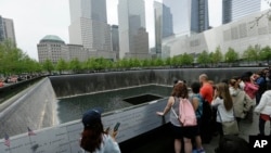 Para pengunjung 9/11 Memorial dekat World Trade Center. (Foto: Dok)