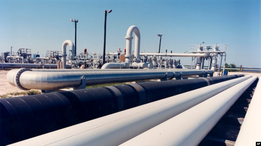 资料照片：位于美国德州弗里波特市附近的布莱恩丘工厂的原油管道。（照片来源：美国能源部）(photo:VOA)