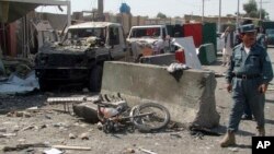 8일 아프가니스탄 남부 헬만드 주에서 차량 자살 폭탄 테러가 발생한 가운데, 경찰이 사고 현장을 조사하고 있다.