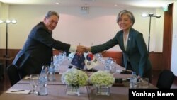 강경화 외교부 장관(오른쪽)과 윈스턴 피터스 뉴질랜드 외교장관이 11일(현지시간) 베트남 다낭에서 외교장관 회담을 하면서 악수하고 있다.