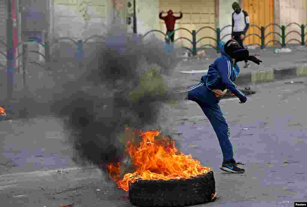 خیال رہے کہ اسرائیل نے 1967ء کی مشرق وسطیٰ کی لڑائی کے دوران مغربی کنارے اور مشرقی یروشلم پر قبضہ کر لیا تھا۔ جس کے فوری بعد اسرائیل نے نئے حاصل کردہ علاقے پر بستیاں تعمیر کرنا شروع کر دی تھیں۔ ان دو علاقوں میں اب تقریباً 700000 اسرائیلی مقیم ہیں۔ 