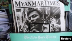 Surat kabar "Myanmar Times" di Yangon, Myanmar, menampilkan berita tentang wartawan Reuters, Wa Lone dan Kyaw Soe Oo, di halaman depan, 4 September 2018.