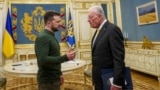 Utusan AS Keith Kellogg (kanan) bertemu dengan Presiden Ukraina Volodymyr Zelenskyy di Kyiv, hari Kamis (19/2). 