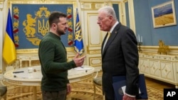 Utusan AS Keith Kellogg (kanan) bertemu dengan Presiden Ukraina Volodymyr Zelenskyy di Kyiv, hari Kamis (19/2). 