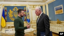 Enviado especial de EEUU para Ucrania y Rusia, Keith Kellogg, y el presidente de Ucrania, Volodymyr Zelenskyy, hablan durante su reunión en Kiev, el 20 de febrero de 2025. 