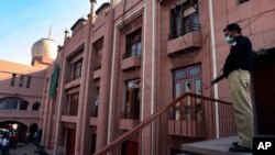 حالیہ برسوں میں احمدیوں کی عبادت گاہوں کو بھی انتہا پسندوں نے نشانہ بنایا ہے۔