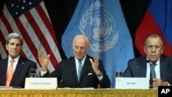 Menteri Luar Negeri AS John Kerry (kiri), utusan khusus PBB untuk Suriah Staffan de Mistura (tengah) dan Menlu Rusia Sergey Lavrov dalam konferensi pers di Wina, Austria (14/11). (AP/Ronald Zak)