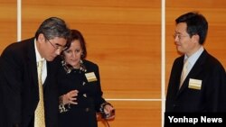 2008년 11월 한국과 유엔 아시아태평양평화군축센터가 공동 주최한 제7차 국제 군축비확산회의에 참석한 관계자들. 왼쪽부터 성 김 전 대북특사, 폴라 디셔터 미 국무부 검증·이행담당 차관보, 황준국 북핵외교기획단장.