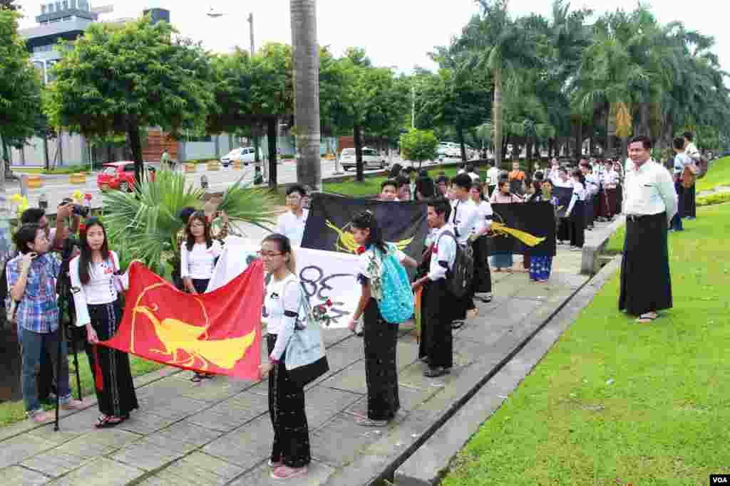 ၅၅ နှစ်မြောက် 7 July နှစ်ပတ်လည်နေ့မှာ ဗကသ ၊ တကသ အပါအဝင် ကျောင်းသားသမဂ္ဂအဖွဲ့အစည်းတွေ ရန်ကုန်တက္ကသိုလ် သမဂ္ဂအဆောက်အဦးမြေနေရာကို လာရောက်ဂါရဝပြုကြ