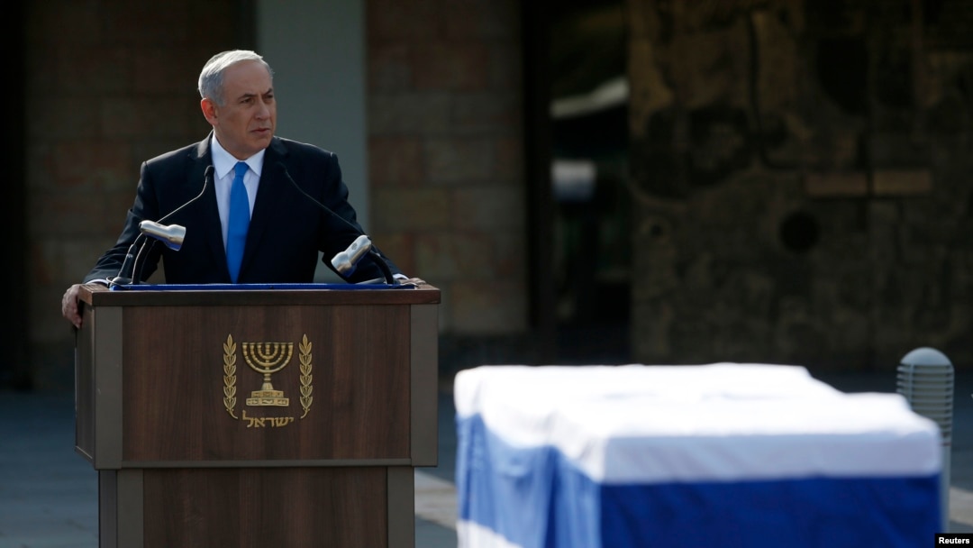 PM Israel Benjamin Netanyahu mengenang jasa-jasa mantan PM Ariel Sharon di dekat jenazahnya yang disemayamkan di gedung parlemen Israel sebelum dimakamkan hari Senin (13/1). 
