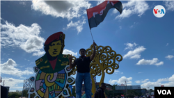 Un simpatizante sandinista con una bandera del partido de gobierno en la plaza icónica dedicada al líder venezolano Hugo Chávez, en Managua. Foto Houston Castillo, VOA.