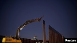 Trabajadores de la construcción laboran en un tramo del muro a lo largo de la frontera en Nuevo México, Estados Unidos, en enero de 2021.