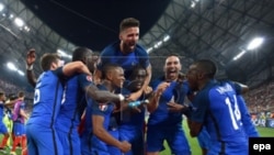 Les joueurs de la France célèbrent après leur victoire en match de demi-finale de l’Euro 2016 contre l'Allemagne, au Stade Vélodrome de Marseille, France 07 Juillet 2016. epa/ PETER POWELL