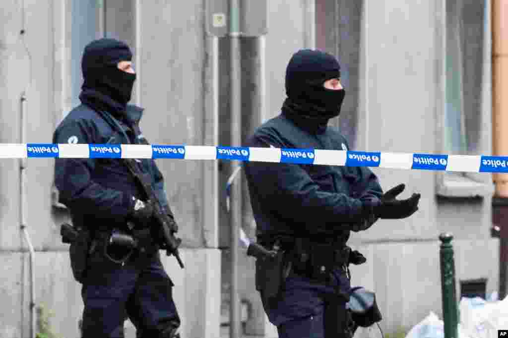 &#39;Yan sanda cikin damara a unguwar Molenbeek ta Brussels a Belgium, Litinin 16 Nuwamba 2015, inda&nbsp; a yanzu haka &#39;yan sandan ke kai sumame cikin wasu gidaje na wannan unguwar da mafi yawan Musulmi na kasar ke zaune ciki.