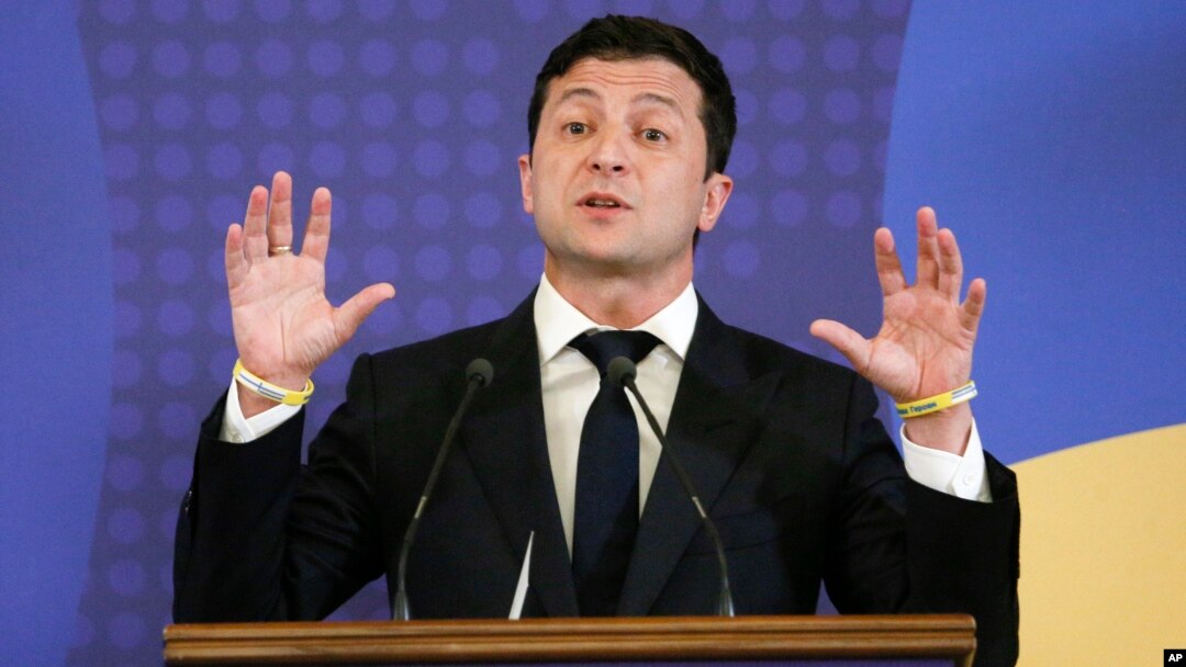 Presiden Ukraina Volodymyr Zelenskiy berbicara dalam konferensi pers di Kyiv, Senin (8/7). 