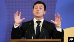 Presiden Ukraina Volodymyr Zelenskiy berbicara dalam konferensi pers di Kyiv, Senin (8/7). 