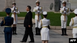 中国领导人习近平在天安门广场举行的献花仪式中走向人民英雄纪念碑。（2020年9月30日）