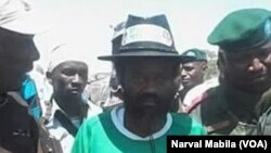 Le seigneur de guerre Gédéon Kyungu Mutanga vient de se rendre à Lubumbashi avec une centaine de miliciens Mai Mai Bakata Katanga, Haut-Katanga, RDC, 11 octobre 2016. (VOA/Narval Mabila)