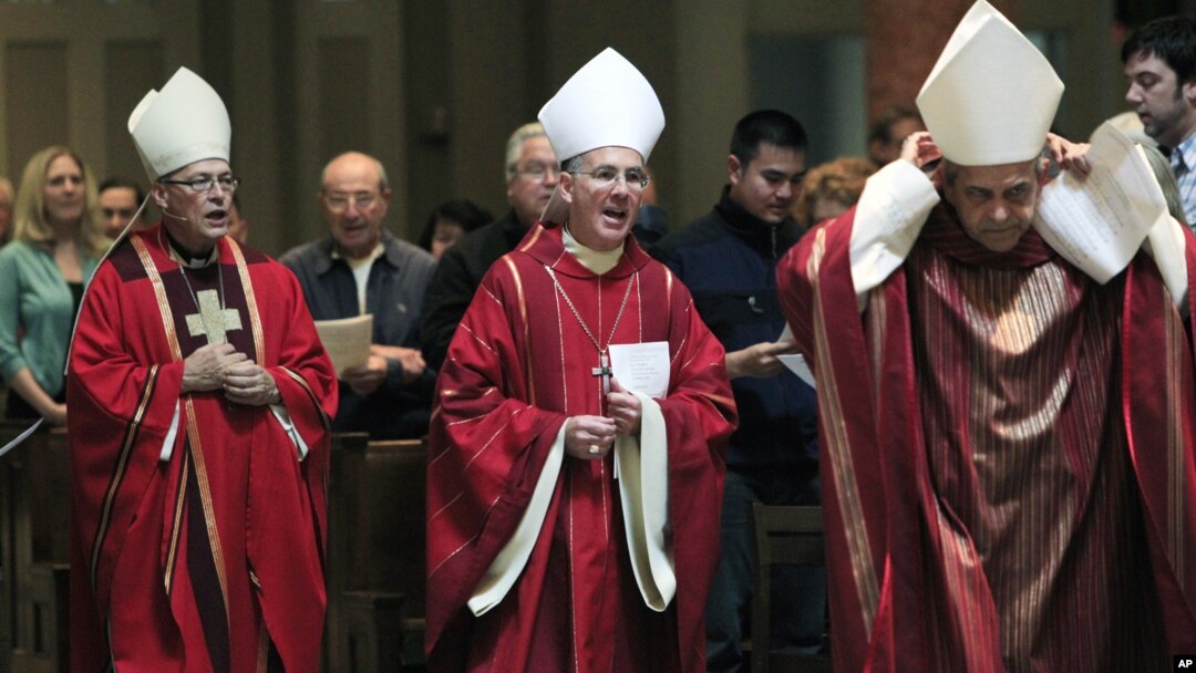 El Vaticano nombró al arzobispo de Seattle, Peter Sartain (al centro), para supervisarlas