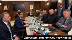 نشست مقامات آمریکایی و اوکراینی با حضور مارکو روبیو وزیر امور خارجه آمریکا،  استیو ویتکاف فرستاده ویژه، جرد کوشنر داماد و مشاور دونالد ترامپ، و رستم عمروف، دبیر شورای امنیت ملی و دفاع اوکراین، در مورد تلاش‌ها برای پایان دادن به جنگ روسیه و اوکراین (یکشنبه ۹ آذر ۱۴۰۴)