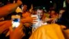 Capriles desafía el miedo de la noche