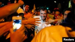 Henrique Capriles saluda a sus seguidores en Caracas, durante la noche del martes.