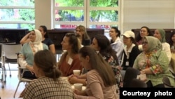 Para peserta lokakarya "Learn the Art of Batik" di National Defense University, Washington, D.C. (dok: VOA)