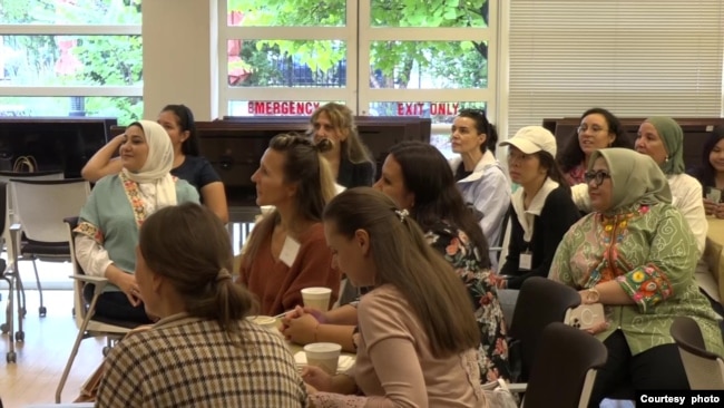 Para peserta lokakarya "Learn the Art of Batik" di National Defense University, Washington, D.C. (dok: VOA)