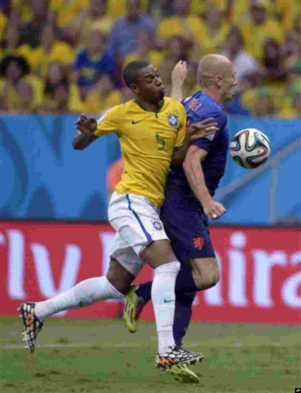 Netherlands' Arjen Robben, right, is challenged by Brazil's Fernandinho during the World Cup third-place soccer match between Brazil and the Netherlands at the Estadio Nacional in Brasilia, Brazil, Saturday, July 12, 2014. (AP Photo/Manu Fernandez)