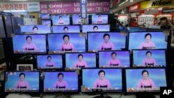 Ecrãs de televisão numa loja passando o anúncio oficial do teste nuclear de 9 de Setembro. Coreia do Norte