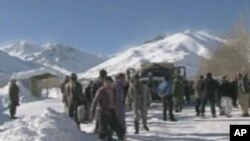 2013年3月21日，世界水日前夕，一名印度农夫从池塘取水，浇灌他的黄瓜地。联合国估计全世界平均每六个人中超过一人无法得到基本生存所需的每天20到50升的安全淡水。